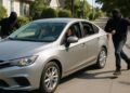 Des voleurs s'enfuient avec la voiture et deux femmes à l'intérieur : la victime ne porte pas plainte.