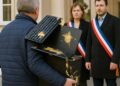 Un ancien élu restitue du matériel informatique souillé de fromage, plainte déposée par la mairie.