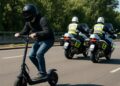 Un individu, sur une trottinette de 130 km/h, essaie d'échapper aux forces de l'ordre.