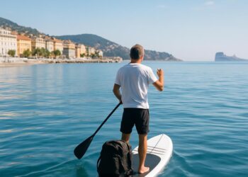 En paddle depuis Nice, il se rend à Rome pour aborder la pollution avec le Pape.