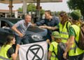 Extinction Rebellion cible une station-service de TotalEnergies : un affrontement entre automobilistes et écologistes.