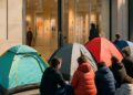 Des fans camperont devant les magasins Swatch pour acquérir la montre à 385 euros.