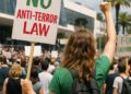 Une militante pour l'environnement s'oppose à la loi antiterroriste après son exclusion du Festival de Cannes 2025.
