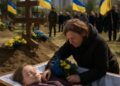 Conflit ukrainien : une fillette de 12 ans perd la vie à Kiev, son père décédé au front.