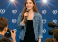 Eurovision 2026 : présentation de Monroe, la jeune chanteuse française de 17 ans.