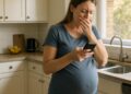 En raison de ses nausées, une femme enceinte se voit licenciée par SMS.