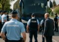 Des gendarmes et policiers stoppent un car, le maire appelle à la sérénité.