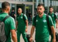 Des joueurs arrivent à l’aéroport, révélant progressivement la sélection algérienne pour la Coupe du Monde 2026.