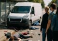 Un accident tragique : une camionnette heurte des passagers en attente.