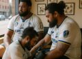 Ben Tameifuna et Adam Coleman, emblèmes des festivités XXL des champions d’Europe, arborent encore leur maillot trois jours après la finale et se font tatouer.