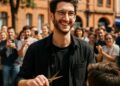 Un coiffeur toulousain, ressemblant à Pierre Niney, change de vie suite à un buzz.