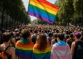 30.000 participants à la marche des fiertés pour affirmer leur force et leur identité queer.