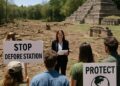 Des associations écologiques intentent une action en justice pour déboisement illégal dans une zone protégée avec un site archéologique.