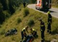 Un motard se blesse gravement en tombant de 20 mètres après un virage.