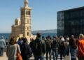 À Marseille, une reproduction de la Bonne Mère attire les curieux près du Mucem.
