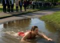 Une députée attire l'attention sur le manque de piscines en nageant dans une flaque.