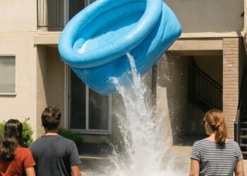 Une piscine gonflable s'effondre depuis le balcon, tombant au niveau inférieur.