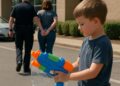 Une mère achète un pistolet à eau pour son fils et se retrouve condamnée.