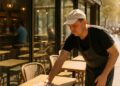 Chaleurs extrêmes : un gérant de café-bar vitré s'adapte à 48 °C