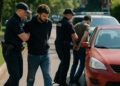 Deux suspects arrêtés après avoir poignardé un homme et tenté de l'écraser.