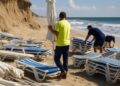 Sur la plage, des transats et parasols saisis après le recul du littoral.
