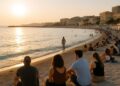 Visuels. Marseille : détente nocturne sur la plage après le travail en canicule.
