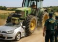 Un agriculteur espagnol écrase la voiture d'un agent de recouvrement avec son tracteur, la Guardia Civil partage la vidéo en ligne.