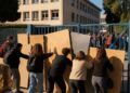 Des élèves bloquent une dizaine de lycées dans le Var et les Alpes-Maritimes en raison de l'absence de professeurs, d'emplois du temps chargés et d'un manque de sanitaires.