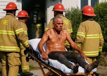 Un homme blessé par des brûlures évacué après un incendie nocturne.