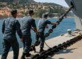 Une chaîne de bateau de l'US Navy à Villefranche-sur-Mer : un récit fascinant.