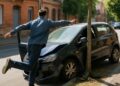 À Toulouse, un homme quitte un véhicule en mouvement qui s'écrase ensuite.
