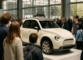 Citroën présente la version 2027 de sa célèbre 2 CV électrique au Salon de l'auto.