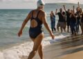 Une sexagénaire réussit à traverser la Manche en moins de 15 heures, sans équipement, pour une noble cause.