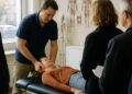 Un ostéopathe accusé d'avoir escroqué 51 patients pour 13 millions d'euros.