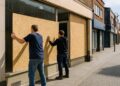 Des commerçants masquent leurs vitrines, reflet d'un centre-ville en déclin.