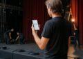 Vincent, intermittent du spectacle, parvient à un revenu élevé malgré un emploi du temps irrégulier.