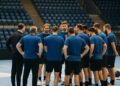 Urgence déclarée : les joueurs du MHB réunis au FDI Stadium après la défaite contre Aarhus.