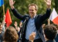 Raphaël Glucksmann remporte la primaire de la gauche avec 66 % et prône un changement face au macronisme et à Mélenchon.